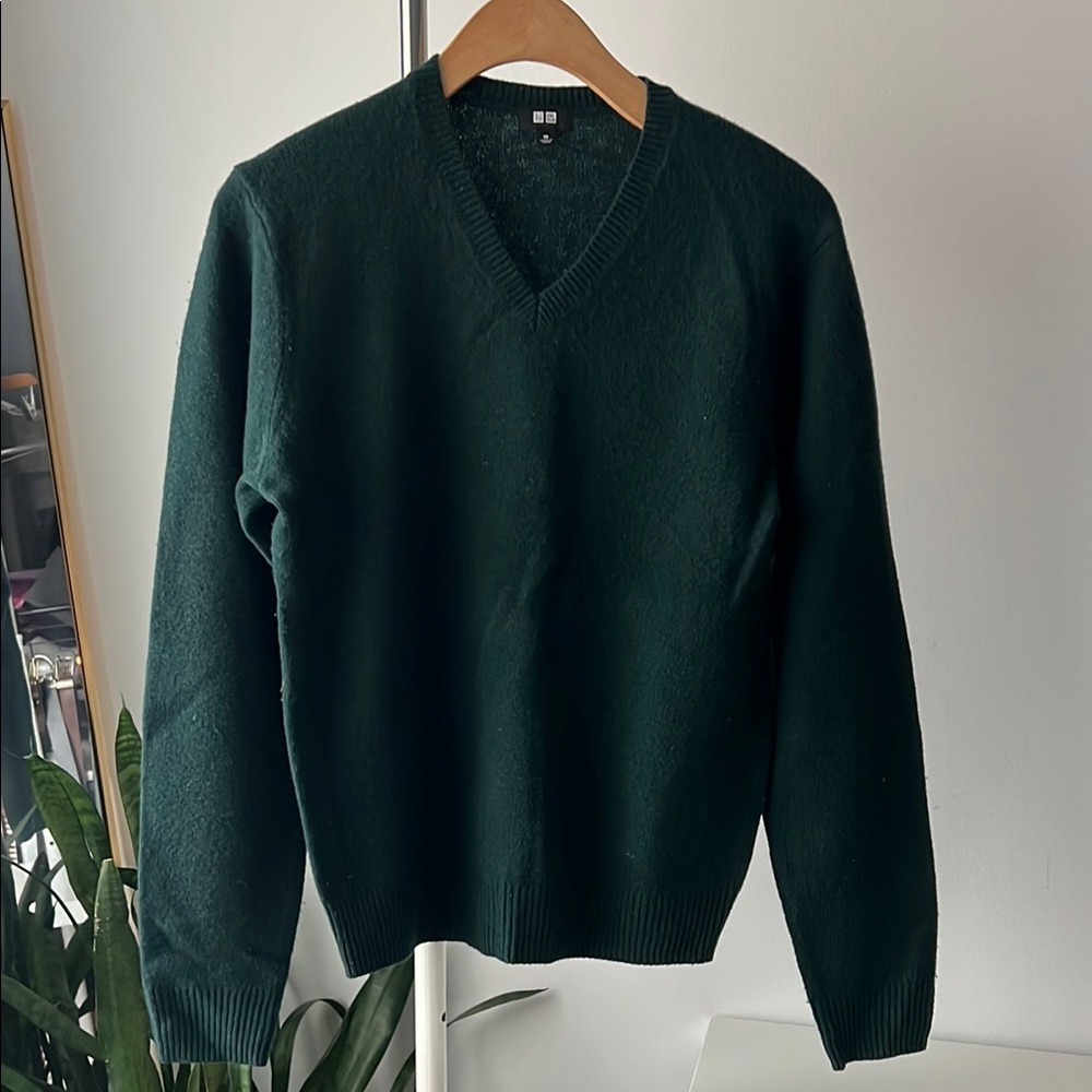 Uniqlo 100% wool Green V-Neck Sweater Timeless Knit Design XS